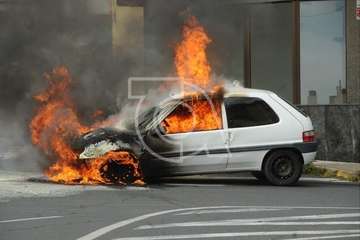 Arde un coche en la calle Poeta Pablo Neruda de Los Llanos de Telde/Eugenio Artiles y TA.